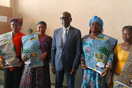 Yamoussoukro/Journée internationale des droits de la femme, Augustin Thiam fait des dons de papnes à hauteur de 15 millions CFA, aux femmes