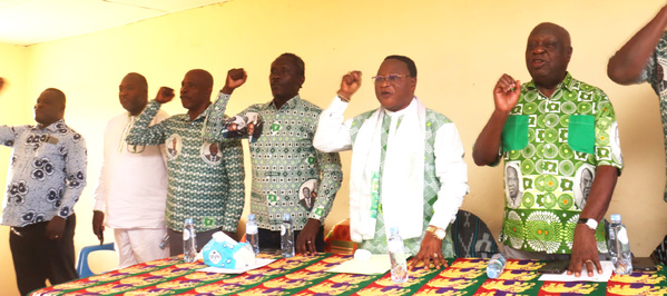 Une vue de la table de séance, avec le Maire N’guessan N’goran dit Gandour Une vue de la table de séance, avec le Maire N’guessan N’goran dit Gandour