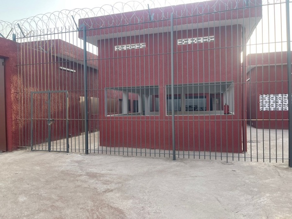 Désormais, l’établissement présente un visage entièrement modernisé, capable d’accueillir jusqu’à 300 détenus dans un environnement plus sécurisé