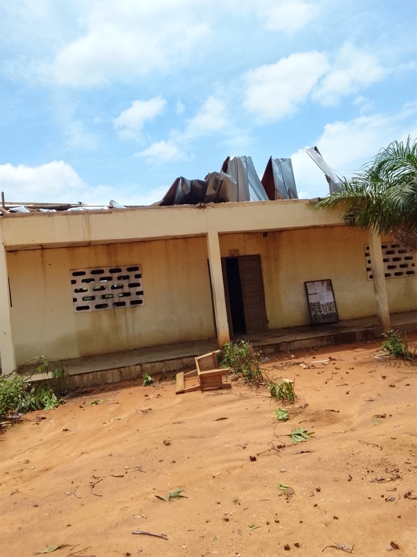 La toiture du lycée moderne endommagée