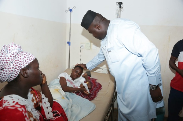 L'honorable Abdul Awassa en visite a l'hôpital