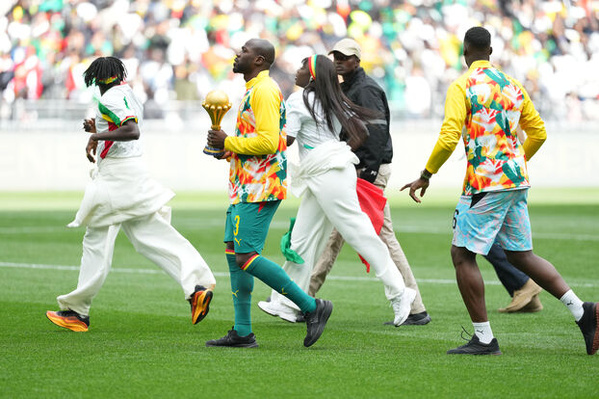 Sénégal–Pérou : un commissaire de justice constate l’exhibition du trophée, défi à la CAF Sénégal–Pérou : un commissaire de justice constate l’exhibition du trophée, défi à la CAF