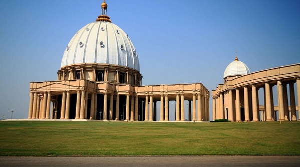 La Basilique Notre-Dame de la Paix. La Basilique Notre-Dame de la Paix.