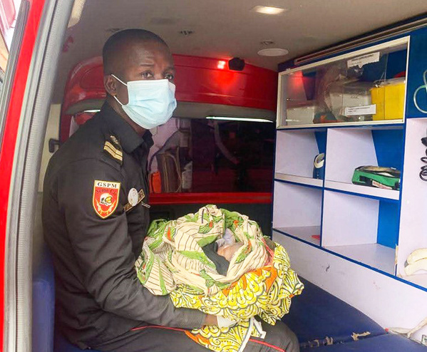 Les équipes de la 3ᵉ Compagnie des sapeurs-pompiers civils ont découvert le nourrisson abandonné, mais encore en vie.