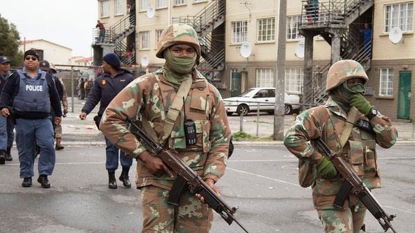 L'armée sud africaine en patrouille.