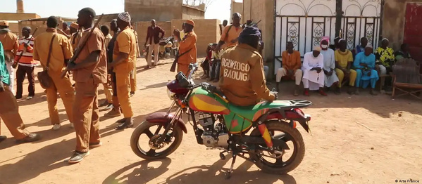 Les VDP, miliciens civils, au cœur des violences documentées par Human Rights Watch.