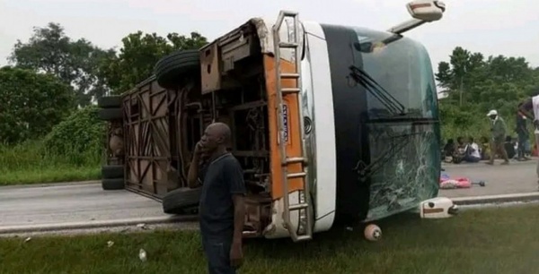 Un car de la compagnie UTB a fait une sortie de route.