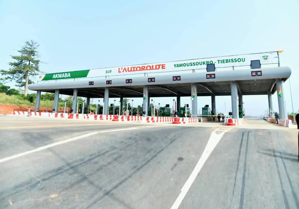 Un poste de péage entre Yamoussoukro et Bouaké Un poste de péage entre Yamoussoukro et Bouaké