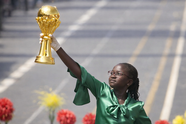 Cette séquence, intégrée au défilé officiel, n’avait pas le caractère d’une célébration classique de sacre continental