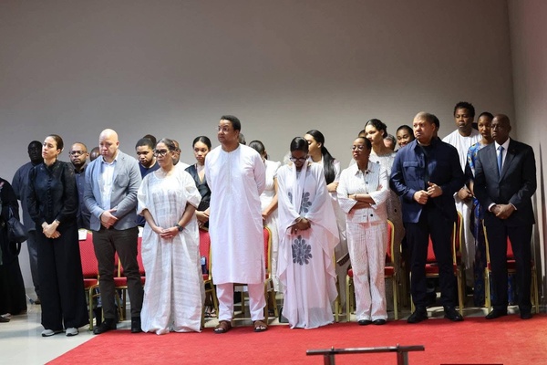 La famille éplorée entourée de personnalités à l’arrivée de la dépouille La famille éplorée entourée de personnalités à l’arrivée de la dépouille