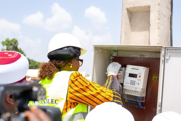 Un geste simple du maire Bamba Maferima met fin à 50 ans d’obscurité à Mankono 2. Un geste simple du maire Bamba Maferima met fin à 50 ans d’obscurité à Mankono 2.