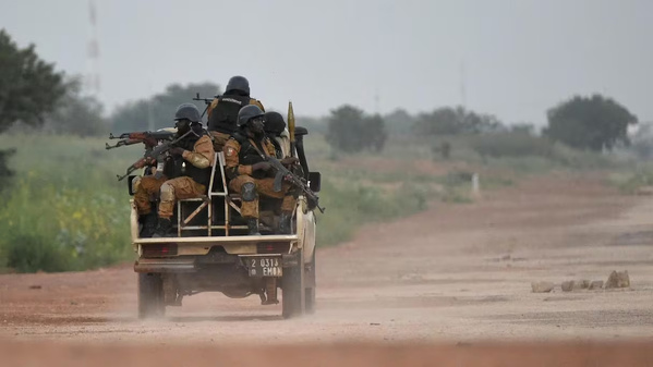 Une patrouille de l'armée brukinabé.