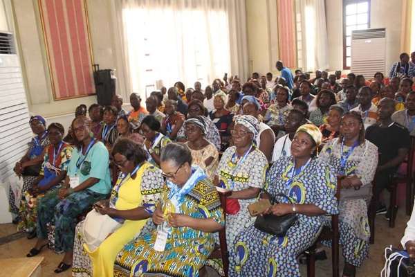 Des fidèles venus de partout ont vécu un moment de prière, de louange et de recueillement intense. Des fidèles venus de partout ont vécu un moment de prière, de louange et de recueillement intense.