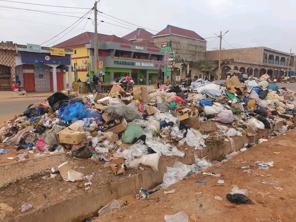Devant la Pharmacie du marché, un lieu très fréquenté, s’élève une montagne d’ordures, symbole de l’insalubrité croissante à Guiglo.