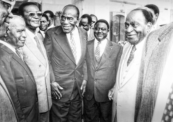 1er septembre 1989 le grand chancelier Coffi Gadeau, le président Phillipe gregoire Yacé, Alloh Batafoe Jerome , le président Henri Konan Bedié