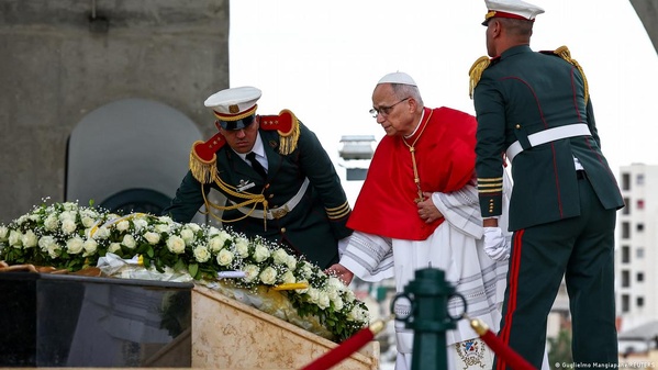 Lors de sa première journée de visite, le pape a lancé un appel au « pardon » devant le monument aux martyrs d’Alger, lieu de mémoire dédié aux victimes de la guerre d’indépendance contre la France.