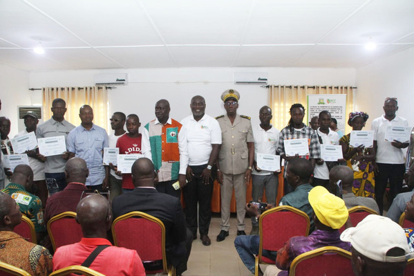 Photo de famille des acteurs de la relance caféière du Cavally, aux côtés de Tiédé Emmanuel Ouloto, à l’issue de la rencontre de Bloléquin.