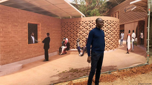 L'architecte de renom Francis Kéré est originaire du Burkina Faso. Il a fait ses études à Berlin L'architecte de renom Francis Kéré est originaire du Burkina Faso. Il a fait ses études à Berlin