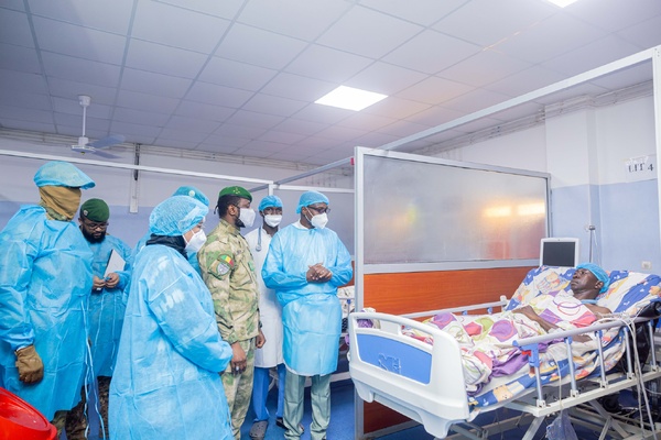 Mali : Assimi Goïta au chevet des blessés après les attaques du 25 avril.