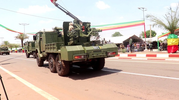 Et pourtant, les armes exhibées lors du défilé militaire rassuraient. Et pourtant, les armes exhibées lors du défilé militaire rassuraient.
