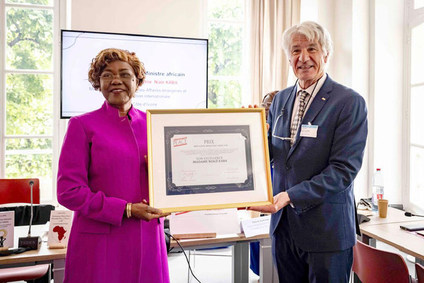 Kaba Nialé recevant son prix.