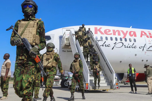 Des policiers kényans descendent d’un vol de Kenya Airways à leur arrivée à l’aéroport international Toussaint Louverture de Port-au-Prince, le 18 janvier 2025. (Photo Dr).