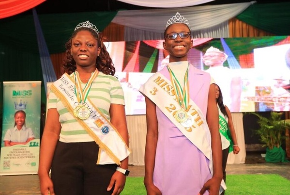 La Miss Mathématique 2025 de la Terminal C, Assi Sarah Eunice à l'extrème gauche et de celle de la 3e, Kouadio Shecaria Lois-Ezekiel (à gauche) La Miss Mathématique 2025 de la Terminal C, Assi Sarah Eunice à l'extrème gauche et de celle de la 3e, Kouadio Shecaria Lois-Ezekiel (à gauche)