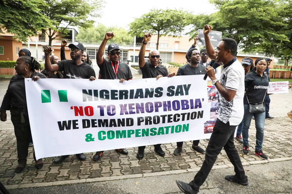 Nigeria–Afrique du Sud : tensions diplomatiques sur fond de violences xénophobes Nigeria–Afrique du Sud : tensions diplomatiques sur fond de violences xénophobes