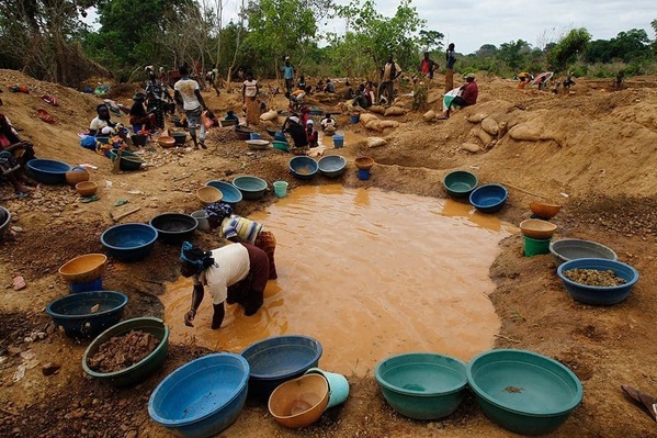 La Côte d’Ivoire perd chaque année environ 4 600 milliards de FCFA dans l’orpaillage illégal La Côte d’Ivoire perd chaque année environ 4 600 milliards de FCFA dans l’orpaillage illégal