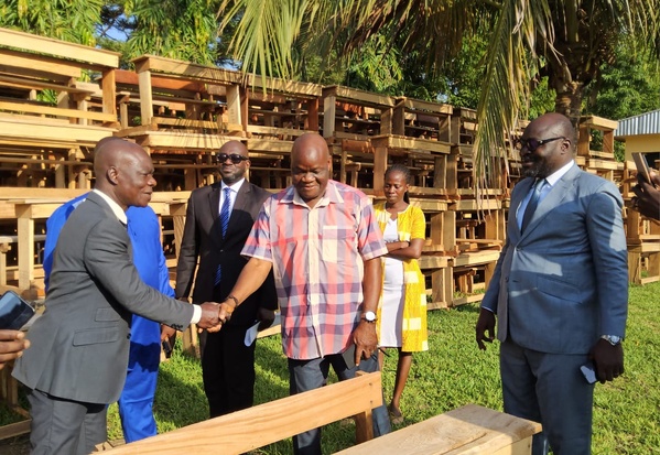 1 200 tables-bancs remis pour améliorer les conditions d’apprentissage des élèves dans les établissements scolaires.