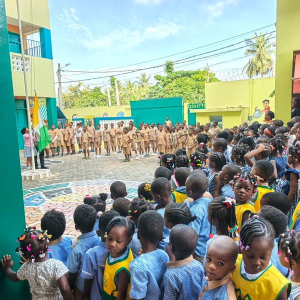 Rituel citoyen au groupe scolaire Fahondy : élèves, encadreurs et parents réunis pour le traditionnel salut hebdomadaire aux couleurs.
