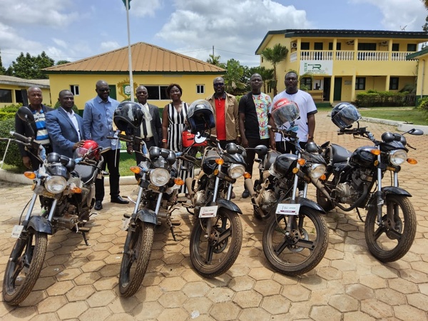 Les cinq motos remises aux différents services du Conseil régional du Cavally pour renforcer les missions de terrain des agents.