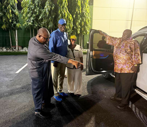 Après Apoutchou, la luxueuse BMW offerte à Toure Ahmed Bouah relance le débat sur l’origine des fortunes Après Apoutchou, la luxueuse BMW offerte à Toure Ahmed Bouah relance le débat sur l’origine des fortunes