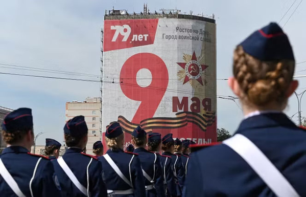 Pour la première fois depuis près de vingt ans, la traditionnelle parade militaire s’est déroulée sans chars ni équipements lourds.