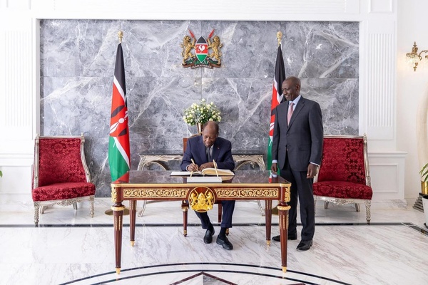 Le président Alassane Ouattara etson homologue kényan  Ruto à Nairobi.