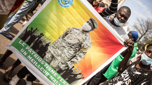 À Bamako, des centaines de manifestants ont exprimé leur soutien à la junte après une série d’attaques djihadistes meurtrières au Mali.