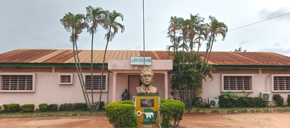 Le siège social de l’OIC-CI à Bouaké, avec le buste du fondateur, le pasteur américain Révérend Dr Léon Howard Sullivan.