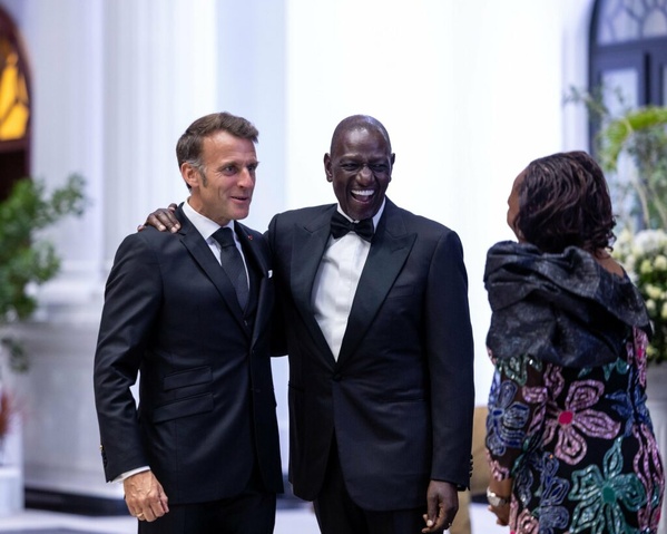 Emmanuel Macron et le couple présidentiel du Kenya, le 11 mai 2026 à Nairobi, lors d’un dîner officiel organisé en marge du sommet « Africa Forward » en l’honneur des invités de marque.