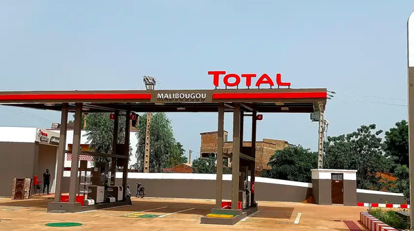 Les blocus des groupes armés ont provoqué des tensions dans les stations-service, souvent confrontées à des ruptures de carburant.