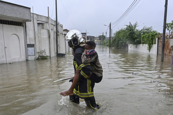 Le District Autonome d’Abidjan lance l’opération « Zéro mort » pour prévenir les inondations et éboulements durant la saison des pluies.
