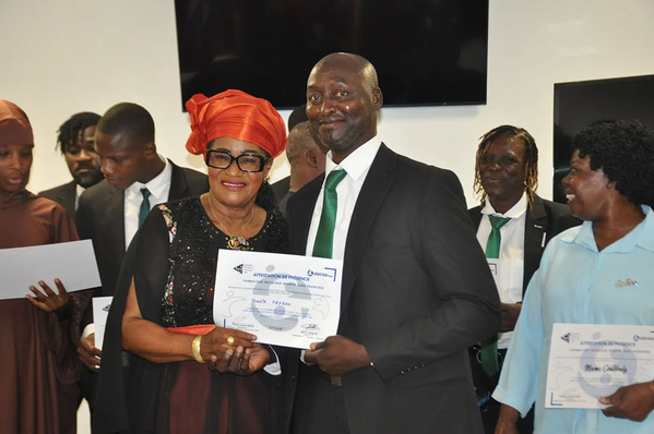 Développement de la randonnée pédestre en Afrique : la 1ère promotion de guides et baliseurs officiellement présentée Développement de la randonnée pédestre en Afrique : la 1ère promotion de guides et baliseurs officiellement présentée