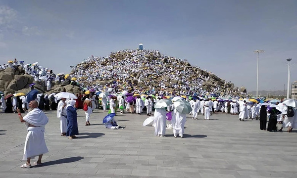 Mont Arafat : haut lieu du Hadj où les pèlerins implorent pardon et se recueillent. Arafat sacré !.