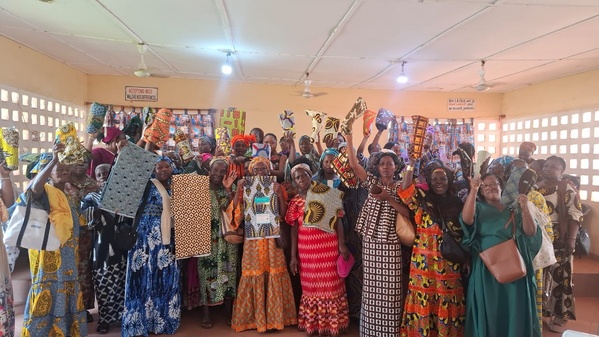 Guiglo / Fête des Mères : Anne Désirée Ouloto-Lamizana offre 50 complets de pagnes aux femmes de l’Espace Ami des Femmes