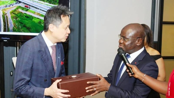 Le ministre (à droite) remettant un présent au DG de l'OMPI, Daren Tang.