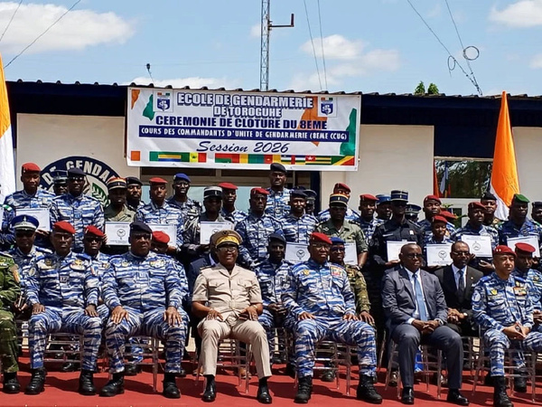 34 officiers venus de neuf pays africains ont reçu leurs attestations de fin de stage lors d’une cérémonie présidée par le commandant supérieur de la Gendarmerie nationale, le général de corps d’armée Apalo Touré.