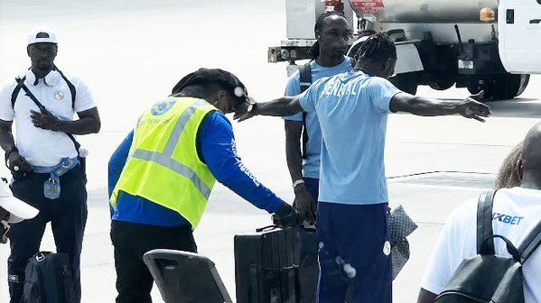Une vidéo montrant les Lions de la Teranga lors d'un contrôle de sécurité sur un tarmac américain a suscité de nombreuses réactions.