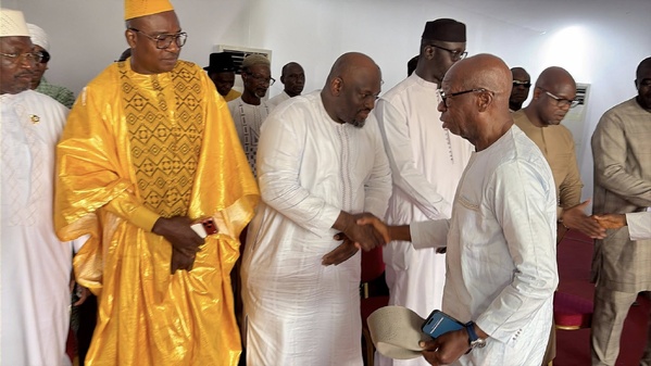 Après avoir ostensiblement ignoré la main tendue de Yaya Méité, le directeur général de la SOTRA, Méité Bouaké, a poursuivi ses salutations comme si de rien n'était.