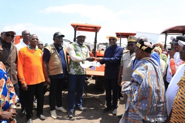 Le ministre Souleymane Diarrassouba remet symboliquement la clé d'un tracteur à un producteur à Subiakro, le 13 juin 2026.