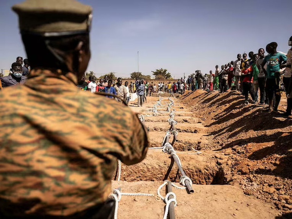 Et pendant ce temps, les soldats burkinabè tombent au front par centaines.