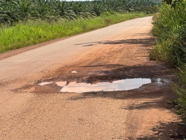 Les nids-de-poule sont omniprésents sur l’ensemble du trajet. Photo Dr